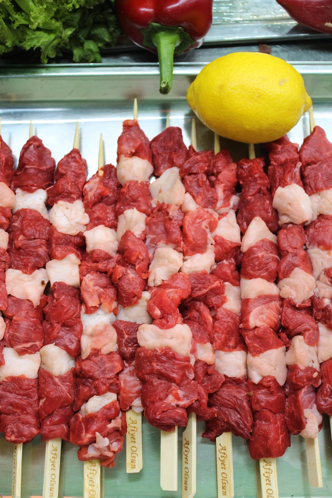 Mangal için hazırlanmış et şişler
