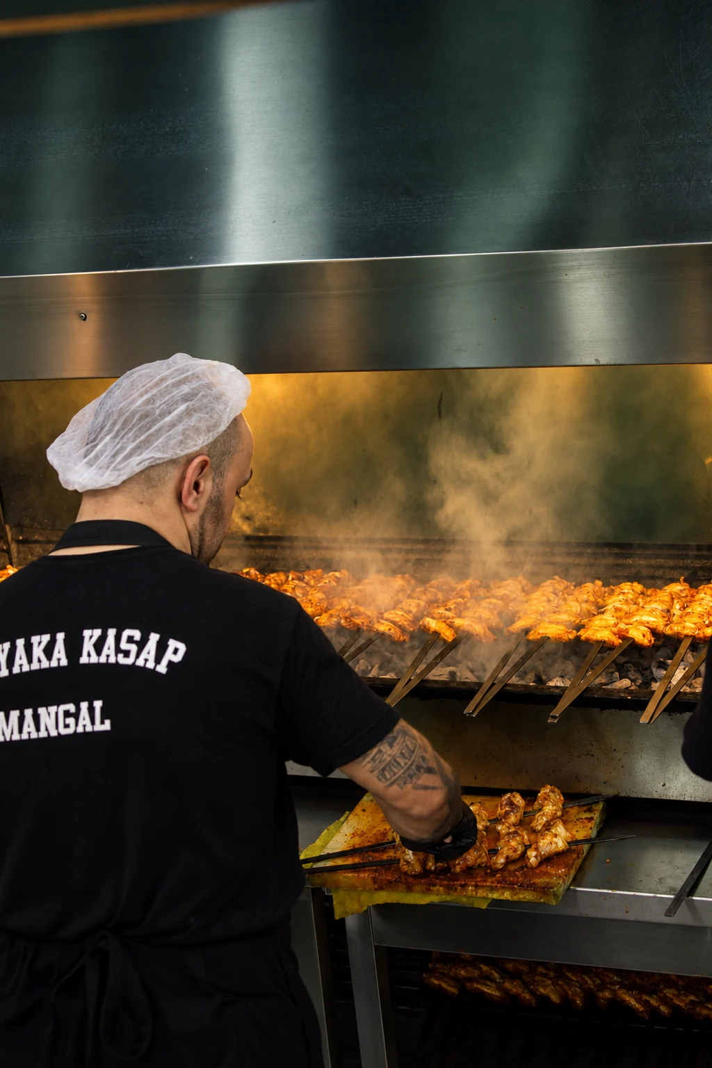 Bozyaka mutfağında ızgara hazırlayan ekip üyesi